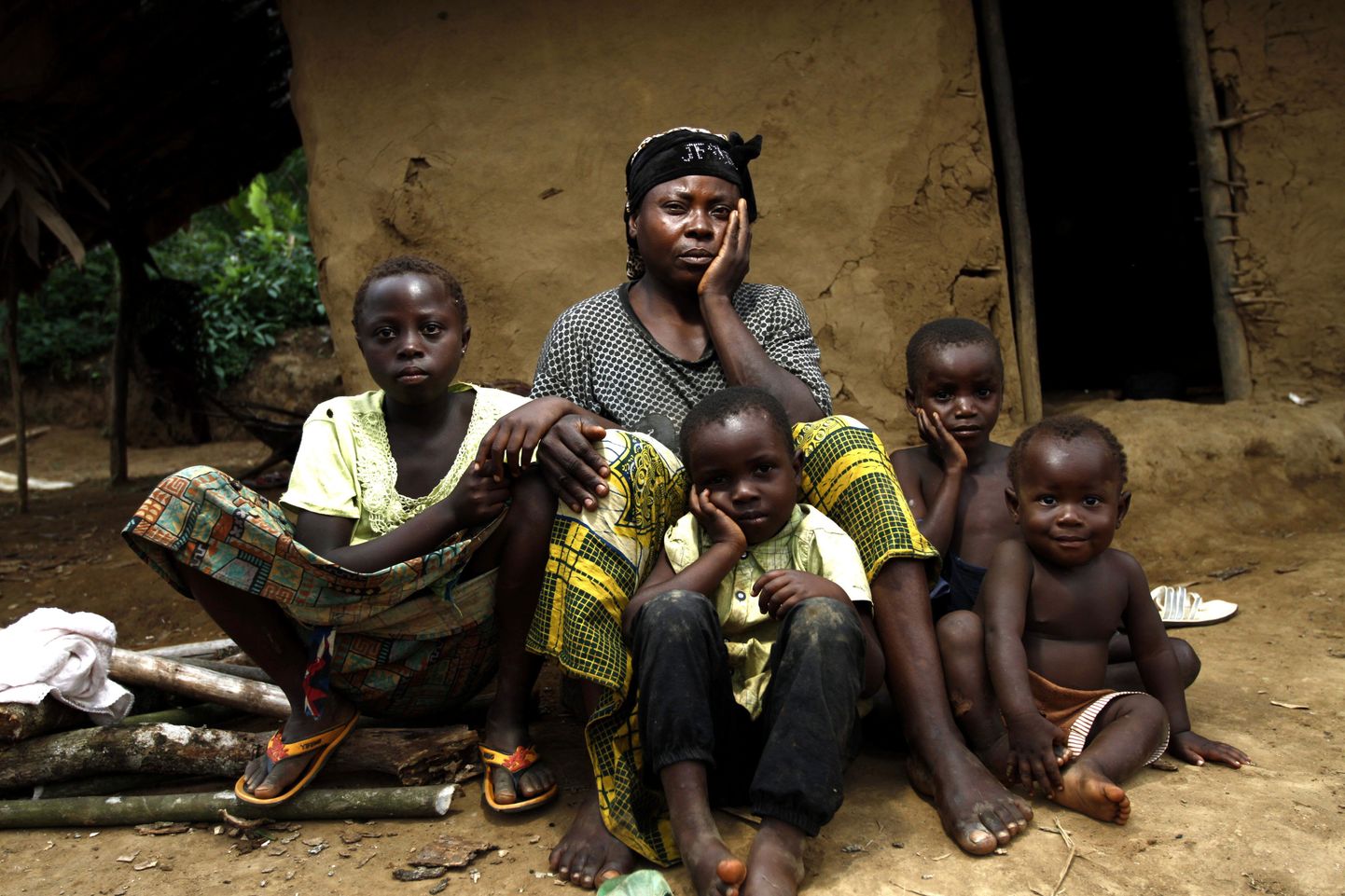 Hutu mässuliste ohvriks langenud Luvungi küla 46-aastane elanik Zaina Niangoma lastega. Pildil pole tema 15-aastast tütart, kelle mässulised vägistasid samamoodi nagu emagi.