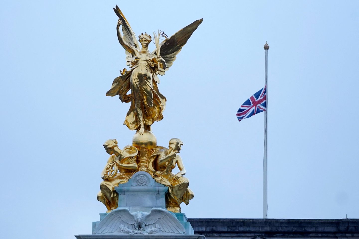 Briti lipp oli Londonis Buckinghami paleel pooles mastis 2022. aasta septembris, kuna kuninganna Elizabeth IIe suri