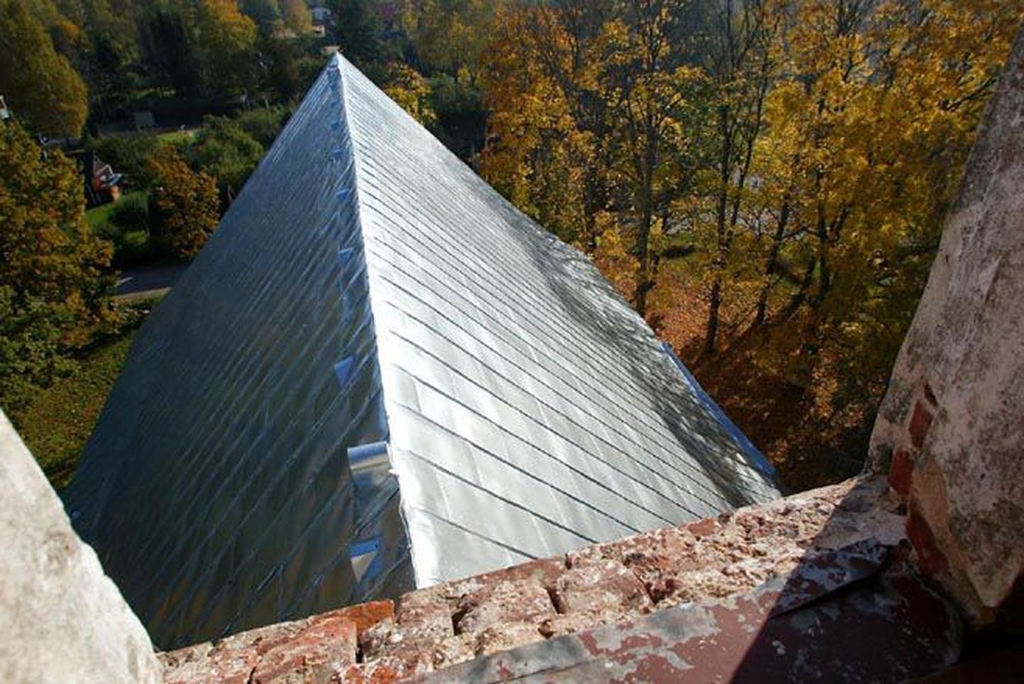 Eakas Paistu kirik on saanud uue plekk-katuse. Kellatornist alla vaadates saab tehtud tööst sellise pildi.