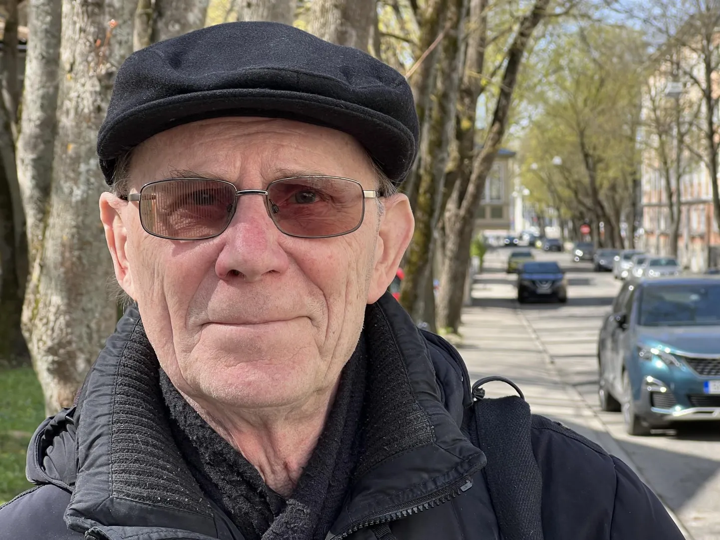 Filmi- ja telerežissöör Peep Puks märkab, näeb, tunnustab inimesi enda ümber. Kohtumise vältel räägib ta ikka ja jälle inimestest, kellega elu teda on kokku viinud ja koos hoidnud.
