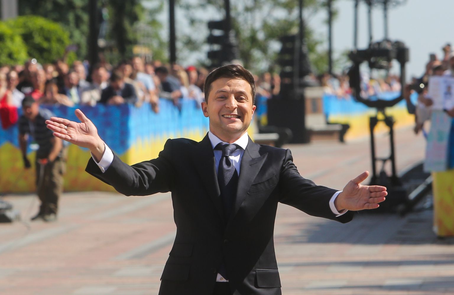 Ukraina vastne president Volodõmõr Zelenskõi 20. mail 2019 Kiievis ametisse õnnistamise tseremooniale saabumas.