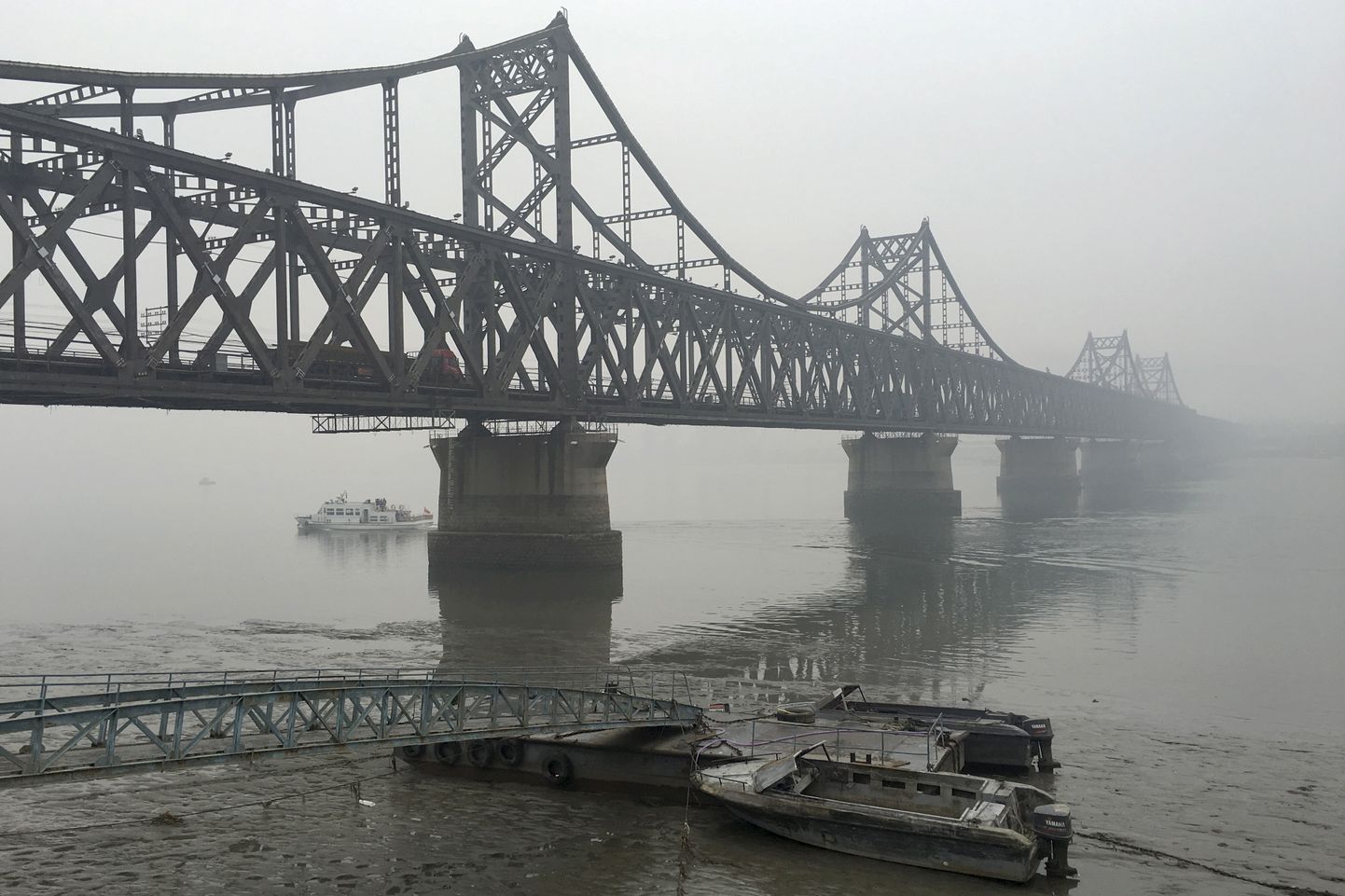 Põhja-Koread Hiinaga ühendav Yalu jõe sild Dandogi linnas.