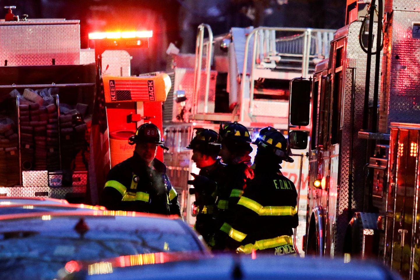 Tuletõrjujad New Yorgis Bronxi linnaosas põlenud hoone juures.