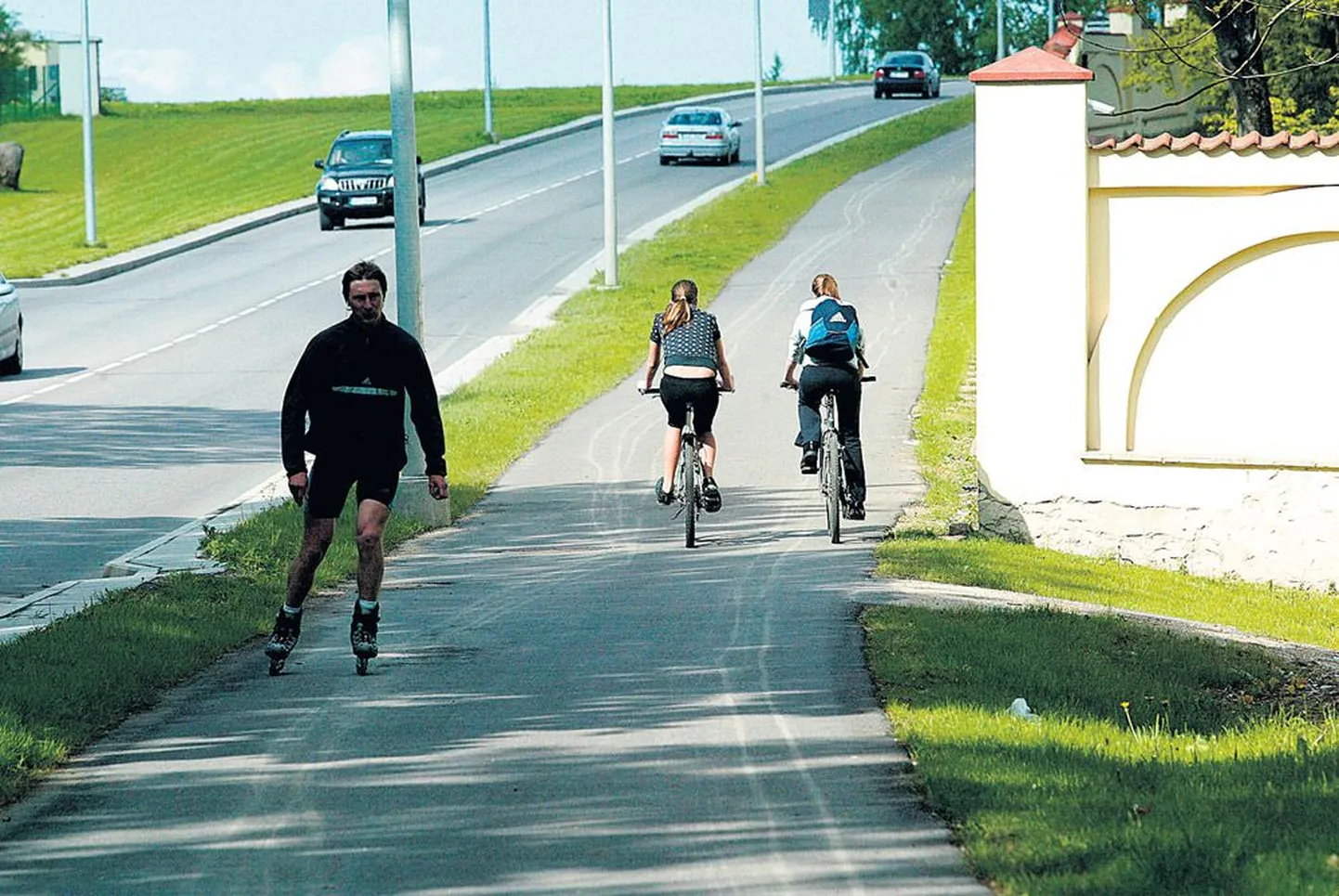 Kõrveküla kergliiklustee meelitab rattureid ja rulluisutajaid, kes naudivad kiiret sõitu. Teel jalutajad võivad aga tähelepanematusest neile ette jääda ja ohtlikke olukordi põhjustada.