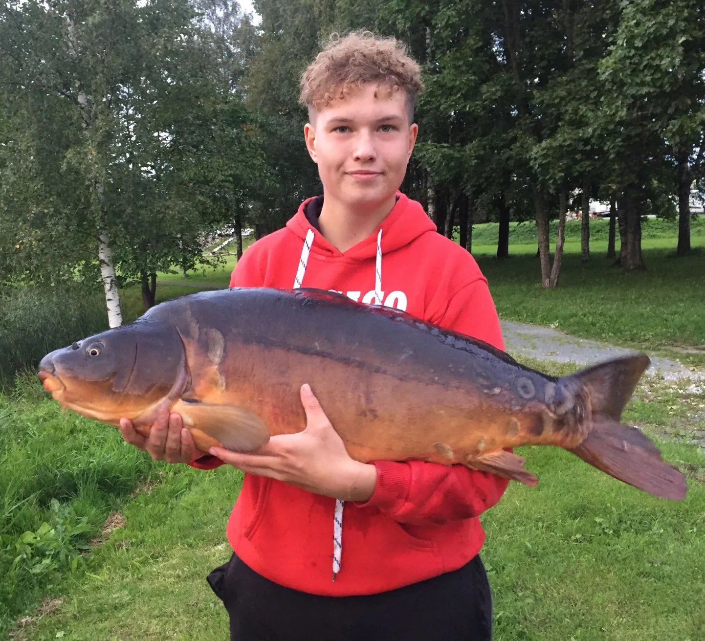 Andrian Lomakini järvest välja sikutatud 18kilogrammine karpkala on üks suurimaid, mis Eestis on püütud.