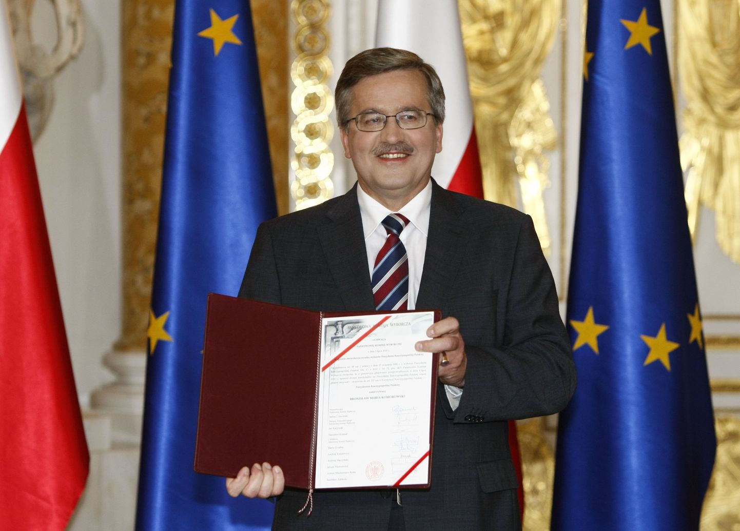 Poola presidendiks valitud Bronislaw Komorowski valimistulemusi kinnitava tunnistusega.