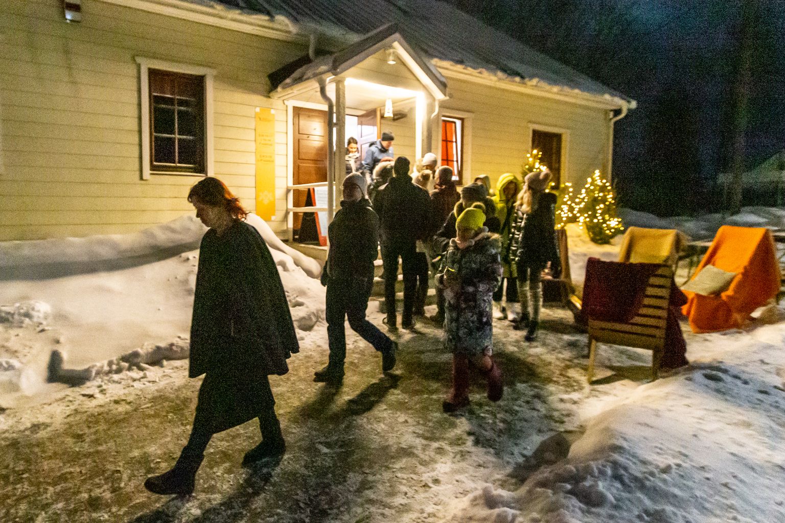 Kui vaimujuttude tuuril osalejad on enda kaitsmiseks punase lõnga jupi ümber randme sidunud ja ravitilkadega südant turgutanud, juhatab Mari Oolberg nad vanasse muuseumimajja, kus ainsaks valgusallikaks on latern ja küünlad.