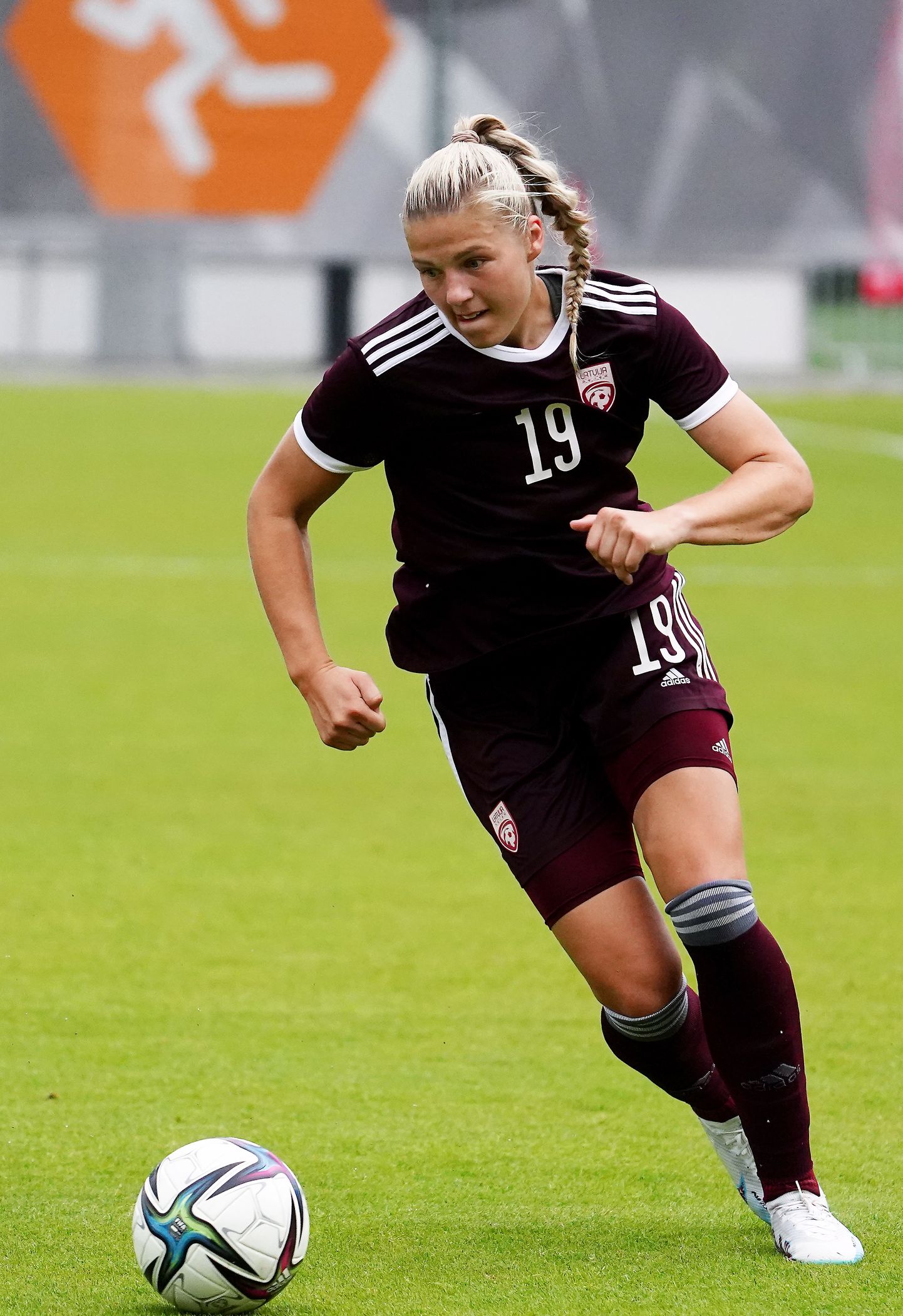 Latvijas sieviešu futbola izlases spēlētāja Karlīna Miksone (nr.19,) .