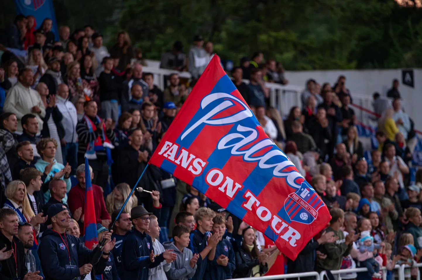 Linnameeskond ootab arvukalt fänne tribüünidele toetama.
