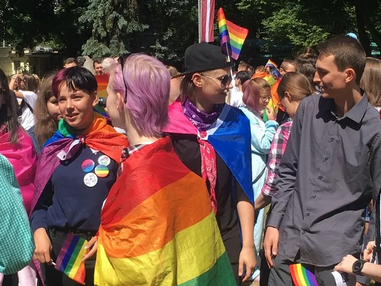 "Baltijas praida 2018" dalībnieki ar varavīksnes karogu