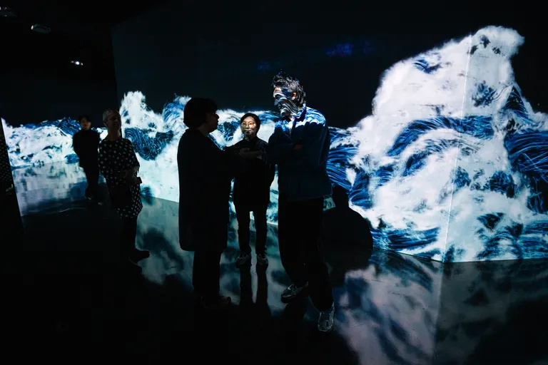 Näituse «teamLab. Hõljuvad õied igavikumeres» avamine Kumus.