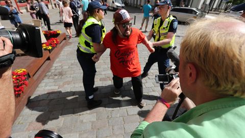 Фото: разгневанный мужчина напал на участников гей-парада 