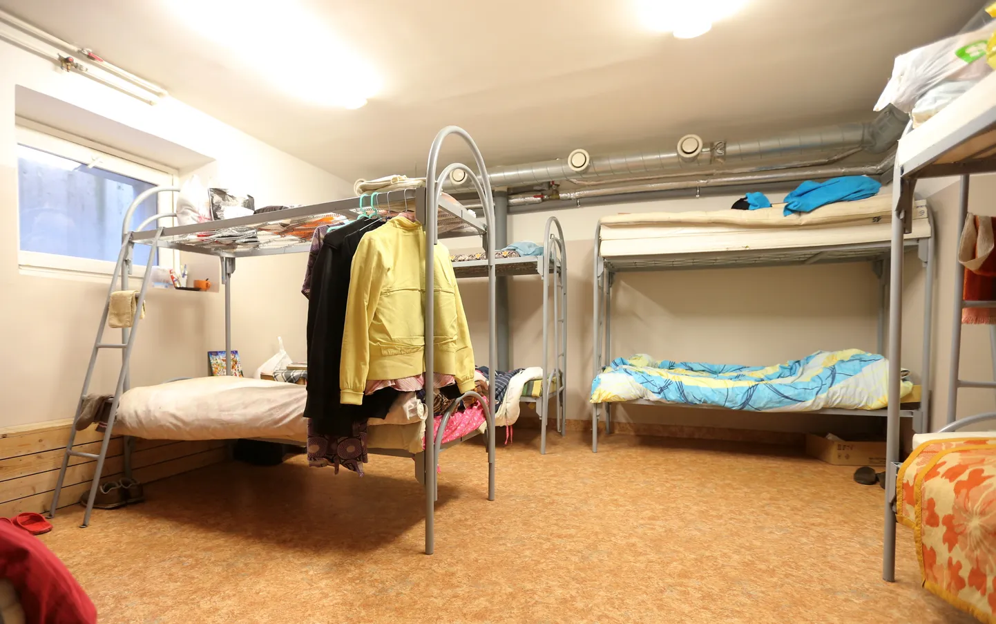 Voodid Tartu linna kodutuile, kes vajavad ööseks sooja tuba.