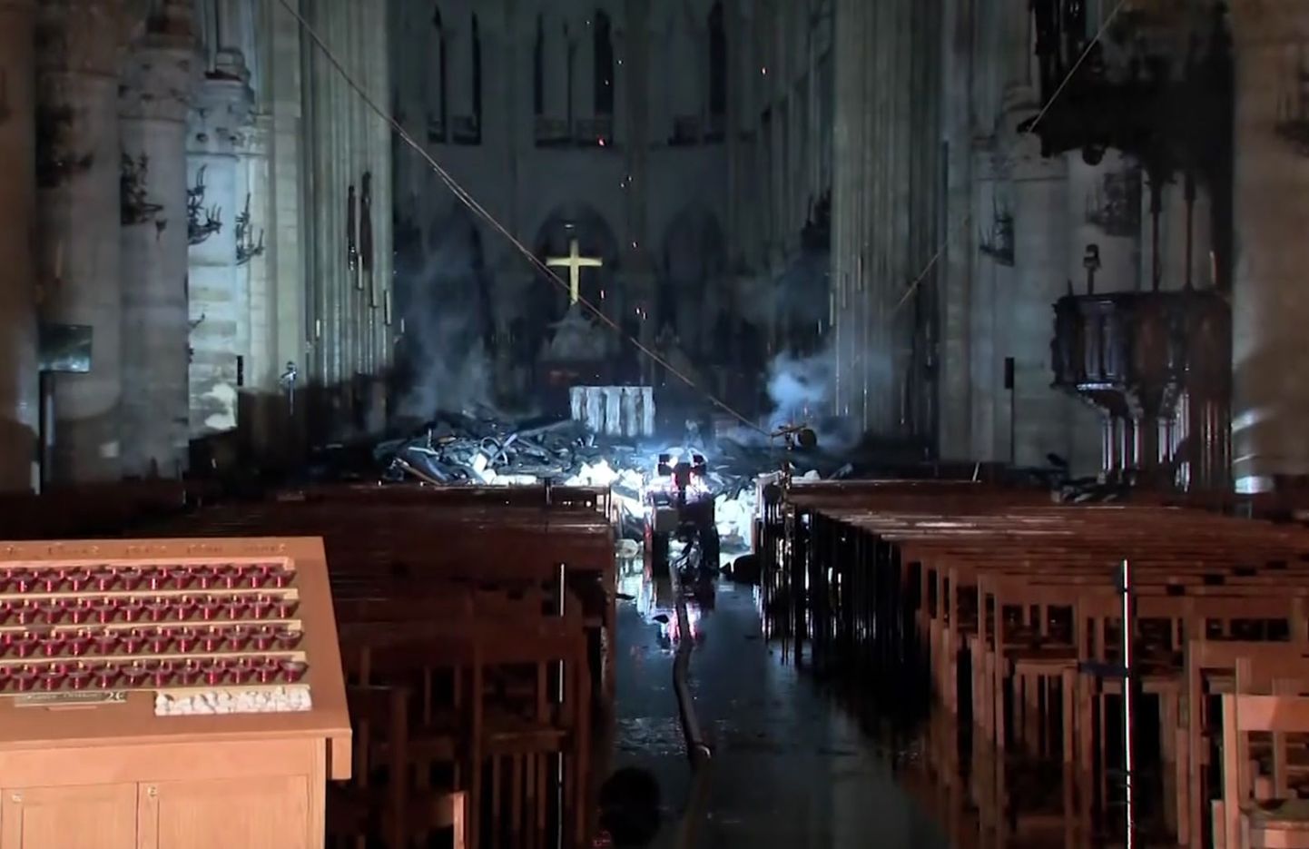 Sissevaade põlenud Notre-Dame`i katedraali.