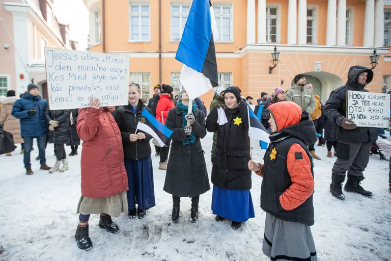 Koroonapiirangute vastane meeleavaldus Toompeal.