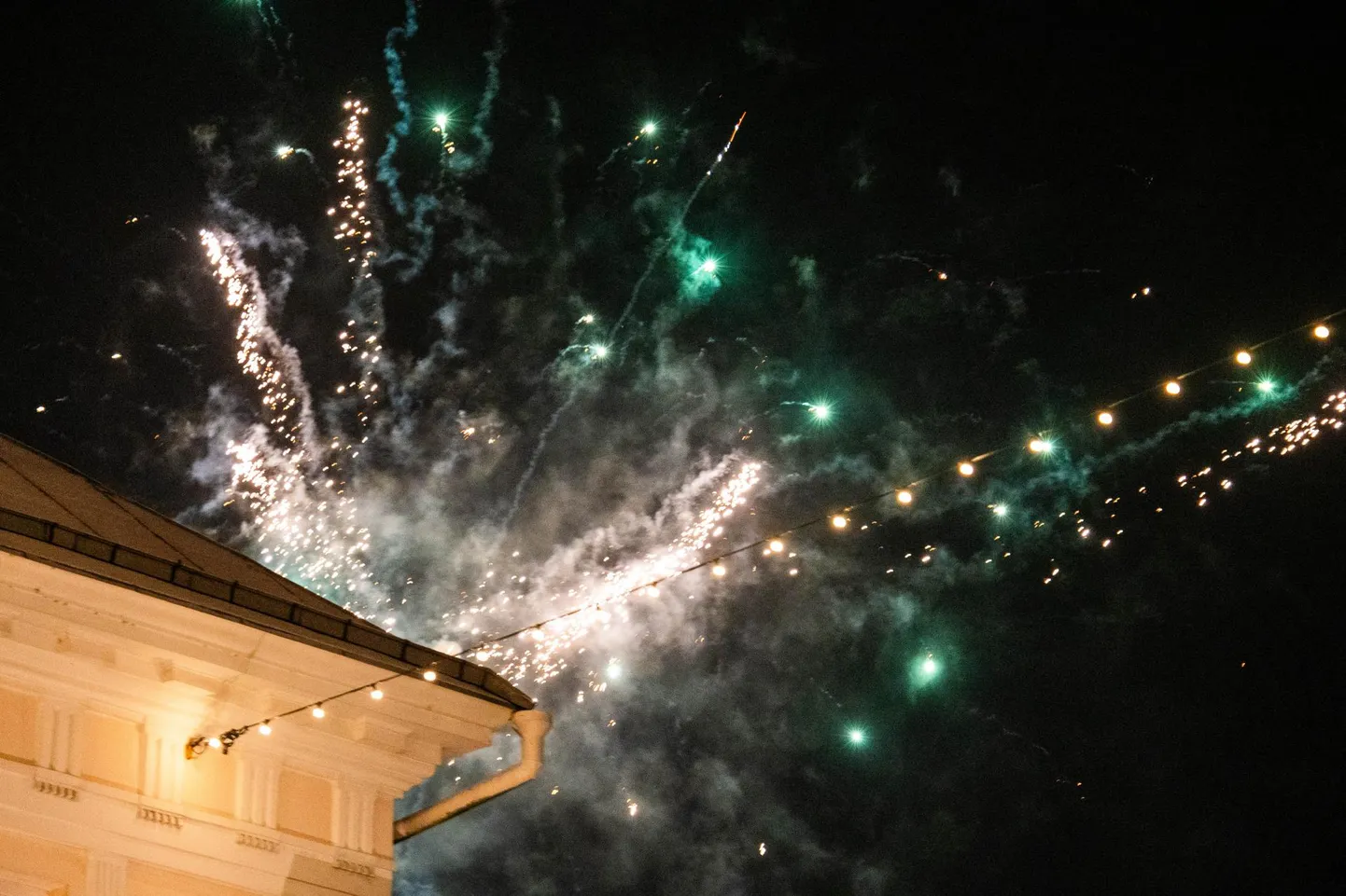 Tartu kesklinnas võeti uus aasta vastu lasershow ja ilutulestiku saatel.