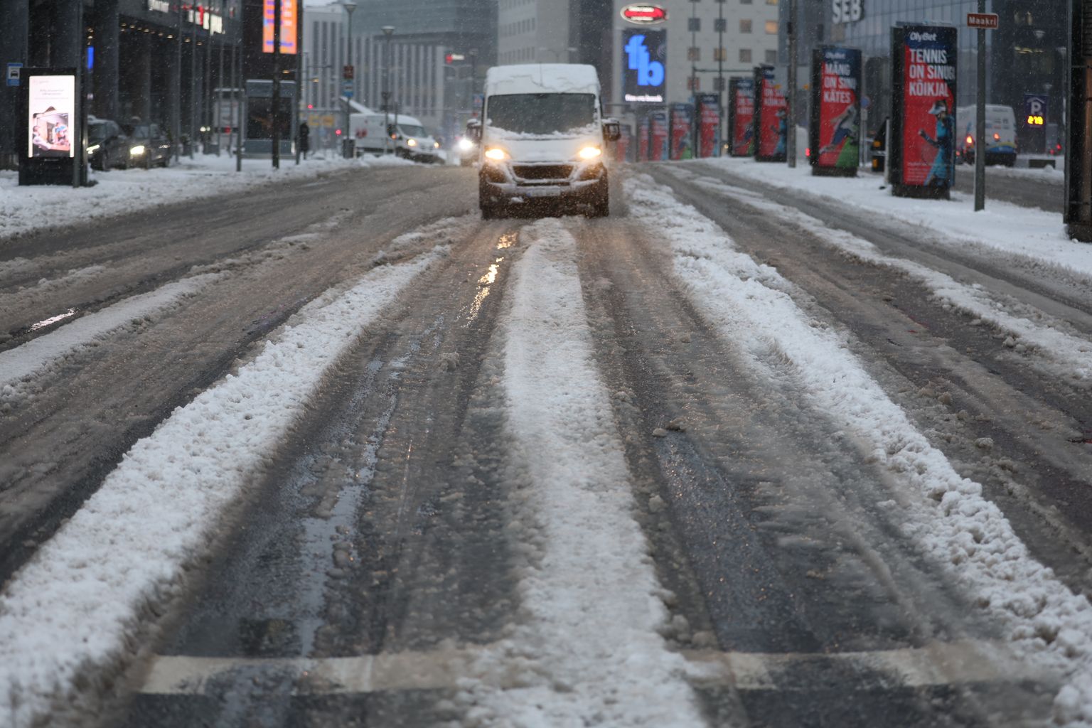 Сильный снегопад привел к отключению электроэнергии и сложным дорожным условиям.
