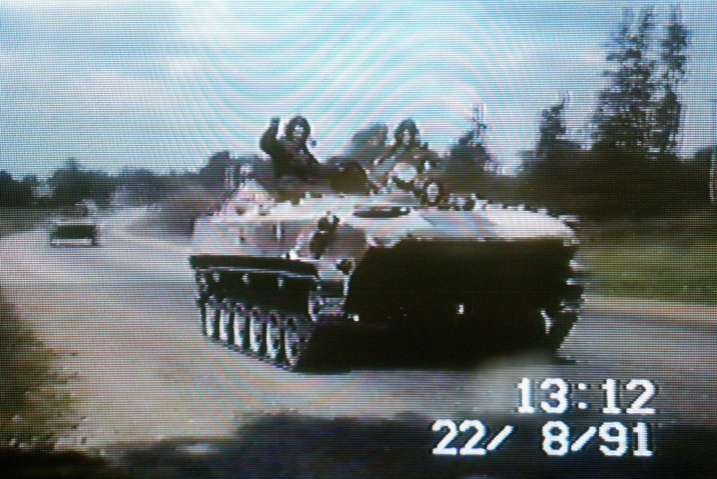 Pildil videokaader nõukogude tankide kolonnist Kambja külas 1991. aastal (hetk Gennadi Toomiste videost). Viimased nõukogude väed lahkusid Eestist 1994. aasta 31. augustil.