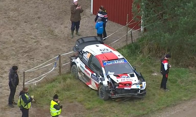 Kalle Rovanperä auto pärast Soome ralli väljasõitu.