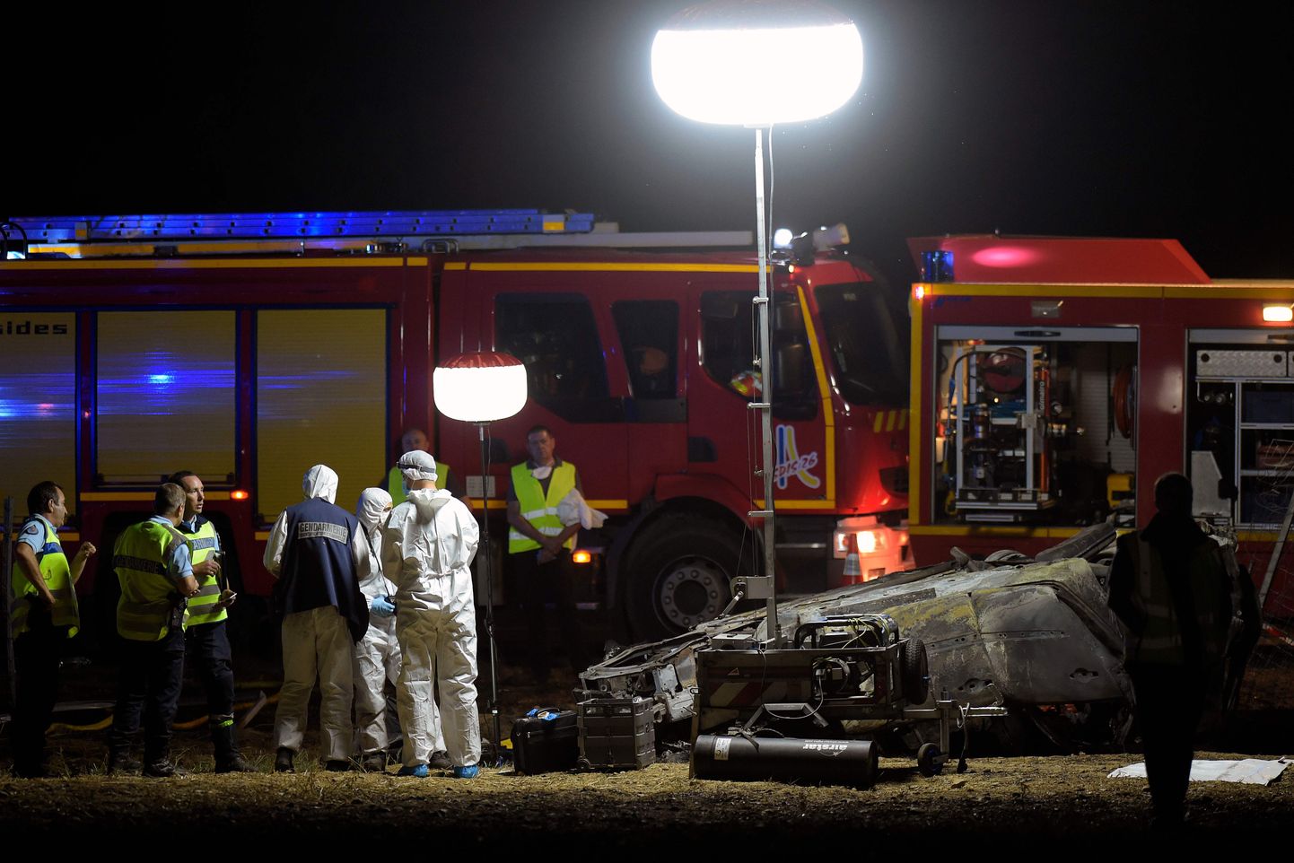 Prantsuse päästetöötajad ja tuletõrjujad viie lapse elu nõudnud liiklusõnnetuse toimumispaigas.