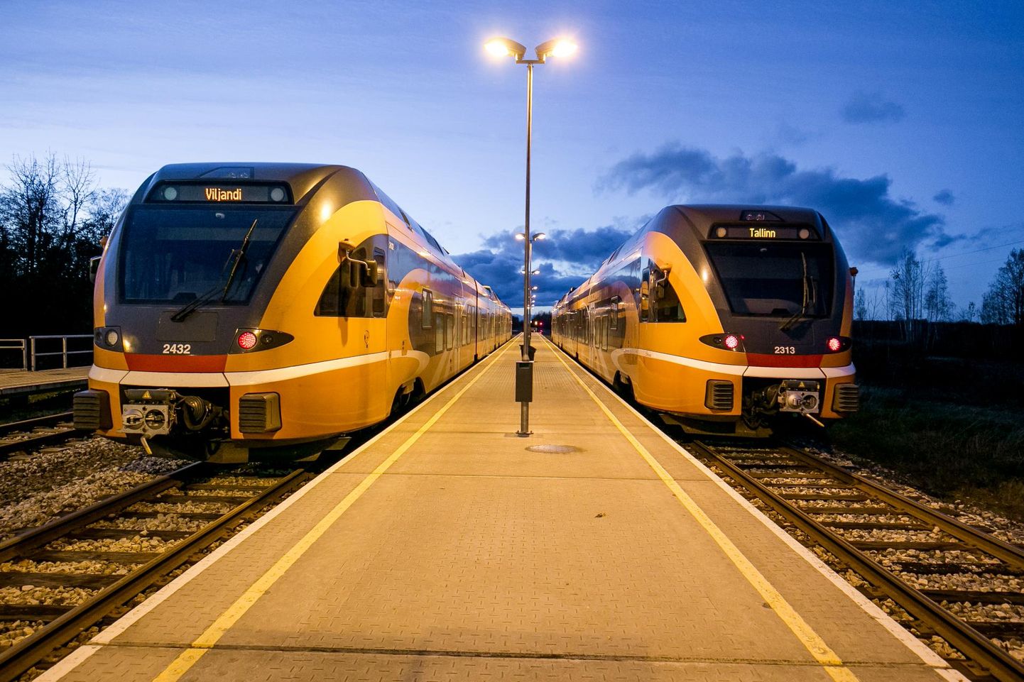 Lelle on Viljandi ja Tallinna vahelisel raudteelõigul tähtis jaam, sest seal saavad kokku Viljandist ja Pärnust pealinna minevad raudteed. Pärnu ja Tallinna vahel rongid ei sõida.