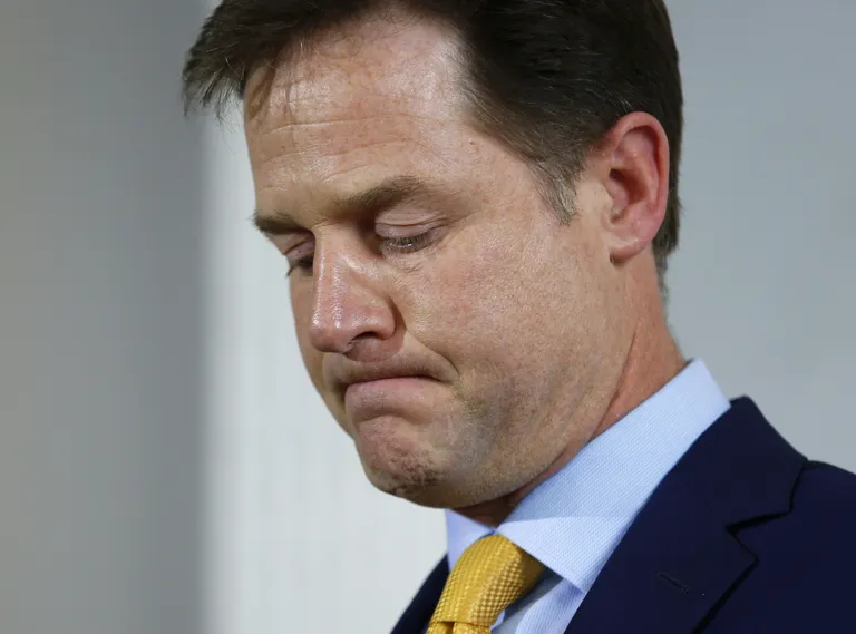 «Tulemused on olnud hävitavad,» ütles viis aastat konservatiivist peaministri David Cameroni valitsuses asepeaminisrina tegutsenud Clegg ajakirjanikele oma tagasiastumisest teatades.