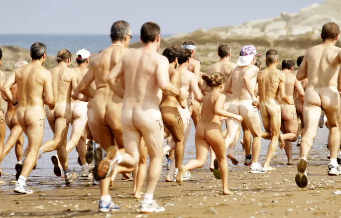 Қысқа шашты жалаңаш қыздардың суреттері