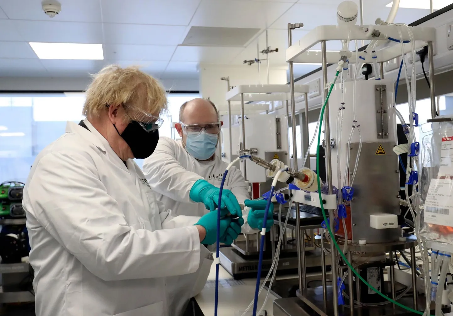 Briti peaminister Boris Johnson külastas Newcastle upon Tyne’is asuvat farmaatsiatehast.