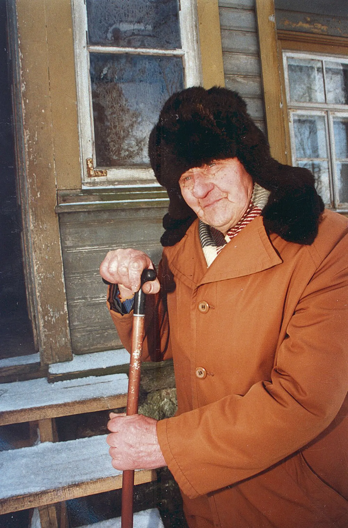 Foto on tehtud 1998. aasta veebruaris Pärsti vallas Matapera külas Kamara talus otse Enno Piiri kodutrepi ees.