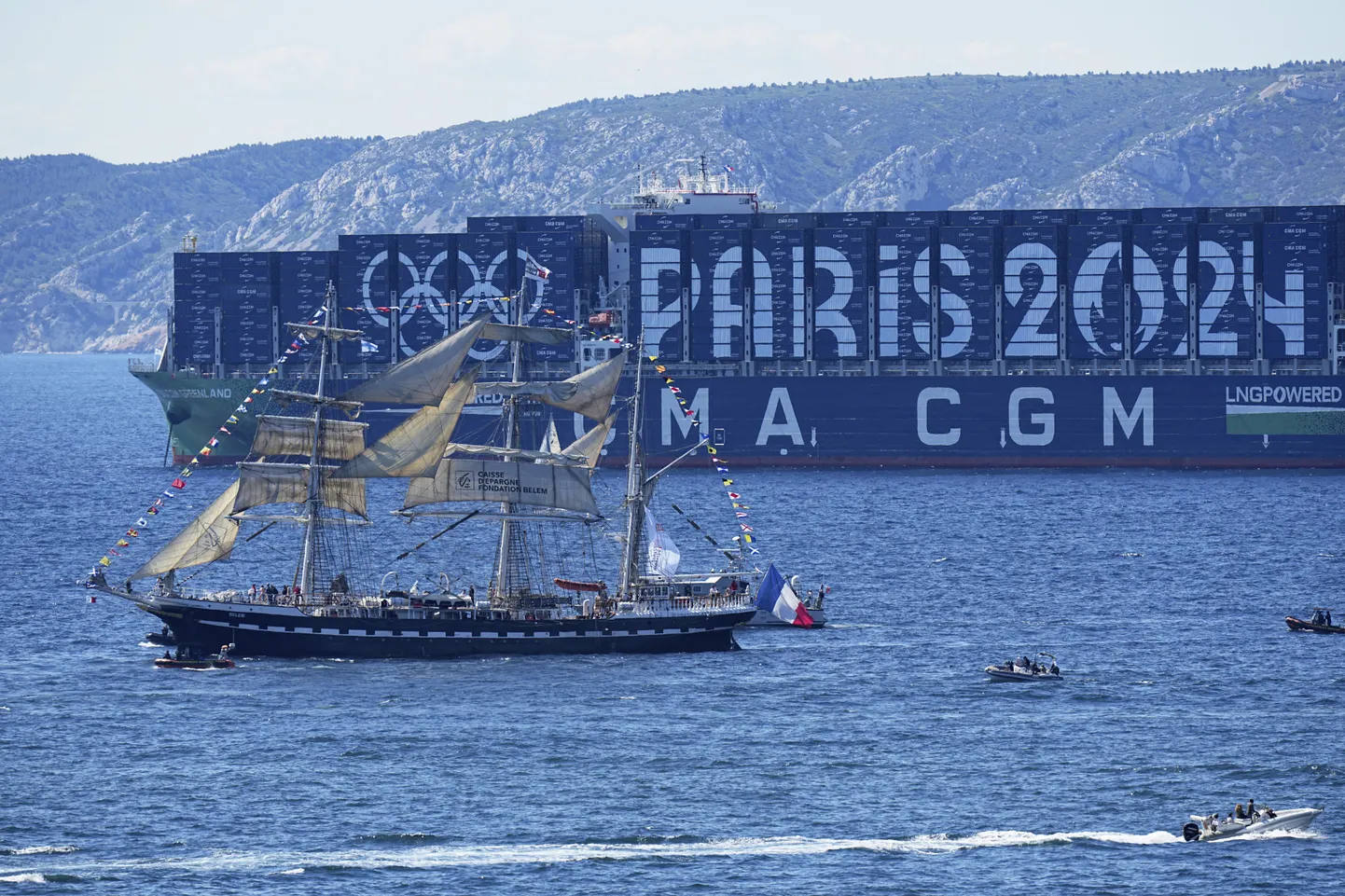 Purjekas Belem jõudmas Pariisi olümpiamängude tulega Prantsusmaa Marseille' sadamasse.