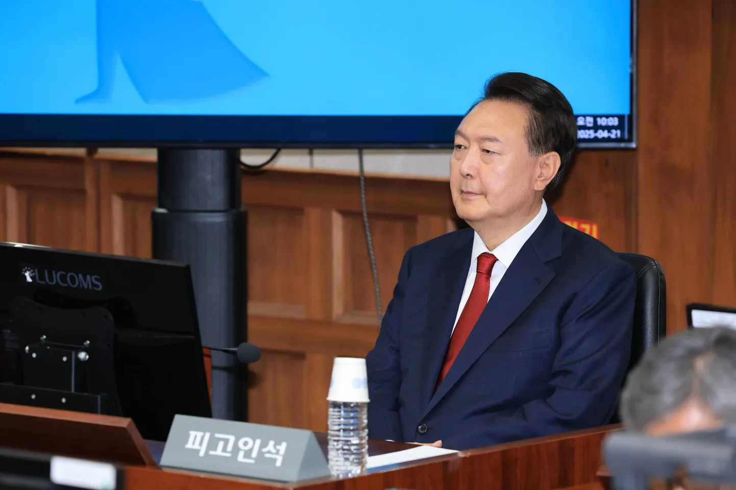 Lõuna-Korea endine president Yoon Suk-yeol tunnistusi andmas.