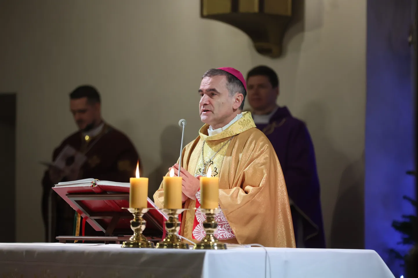 Eesti katoliku piiskop Philippe Jourdan Tallinnas Peeter-Pauli katedraalis emeriitpaavst Benedictus XVI mälestusmissat pühitsemas.