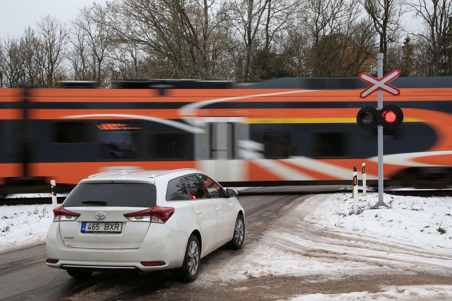 Eile pärastlõunal kolmveerand kahe paiku andis Vorbuse raudtee-ülesõidukohal sealt läbi tuhisenud Tartu–Tallinna reisirongist märku foor. Mõne aasta pärast on seal ka tõkkepuud.