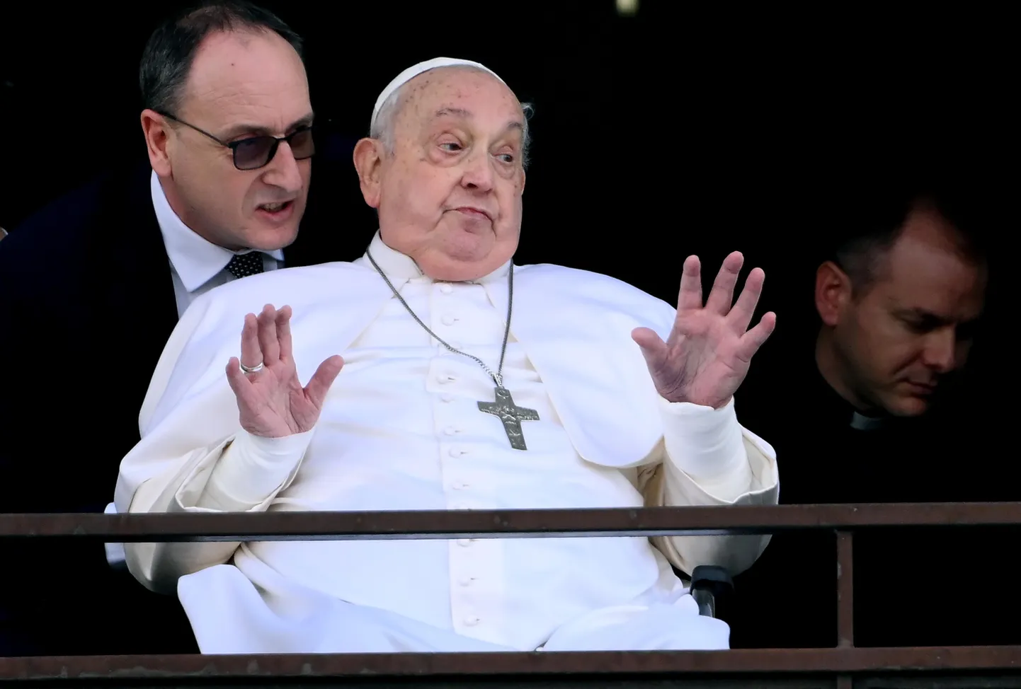 Paavst Franciscus Gemelli haigla rõdul.