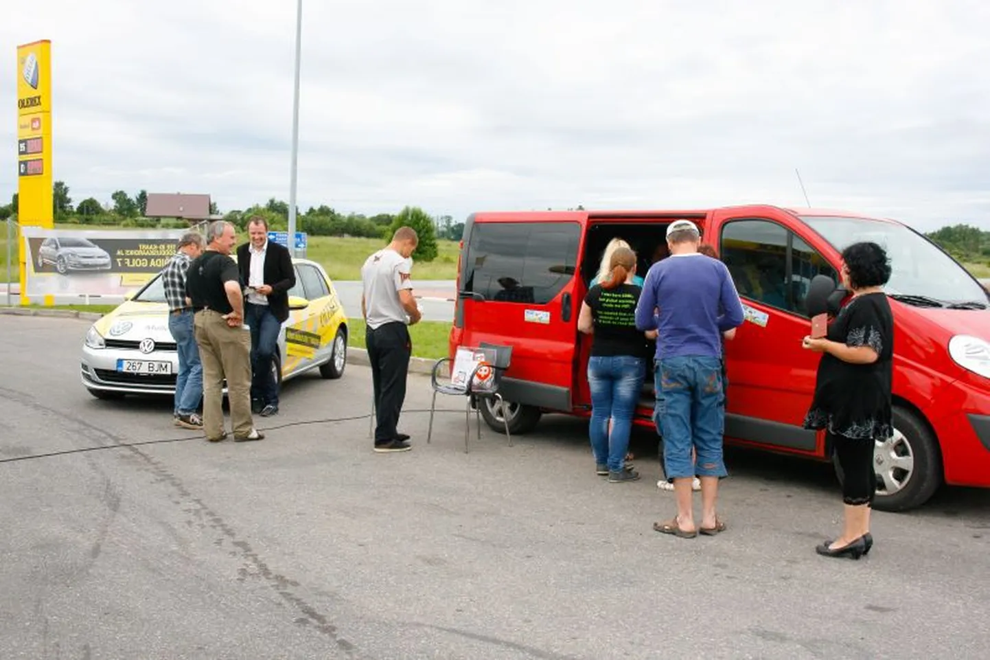 Neljapäeval Viljandis peatunud "Kaine grupijuhi" kampaaniabussi juures oli sagimist kespäevast alates.