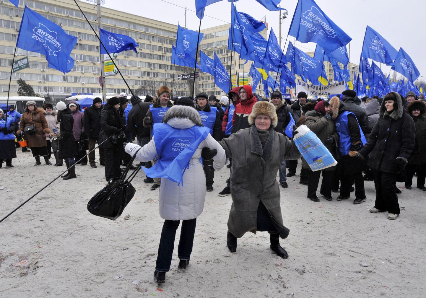 Presidendivalimistel võitnud Viktor Janukovitši poolehoidjad keskvalimiskomisjoni hoone ees Kiievis.