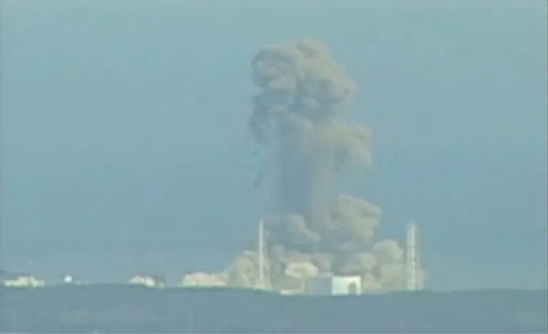 Videokaader, millel on näha Fukushima I tuumajamast pärast plahvatust kerkinud suitsu
