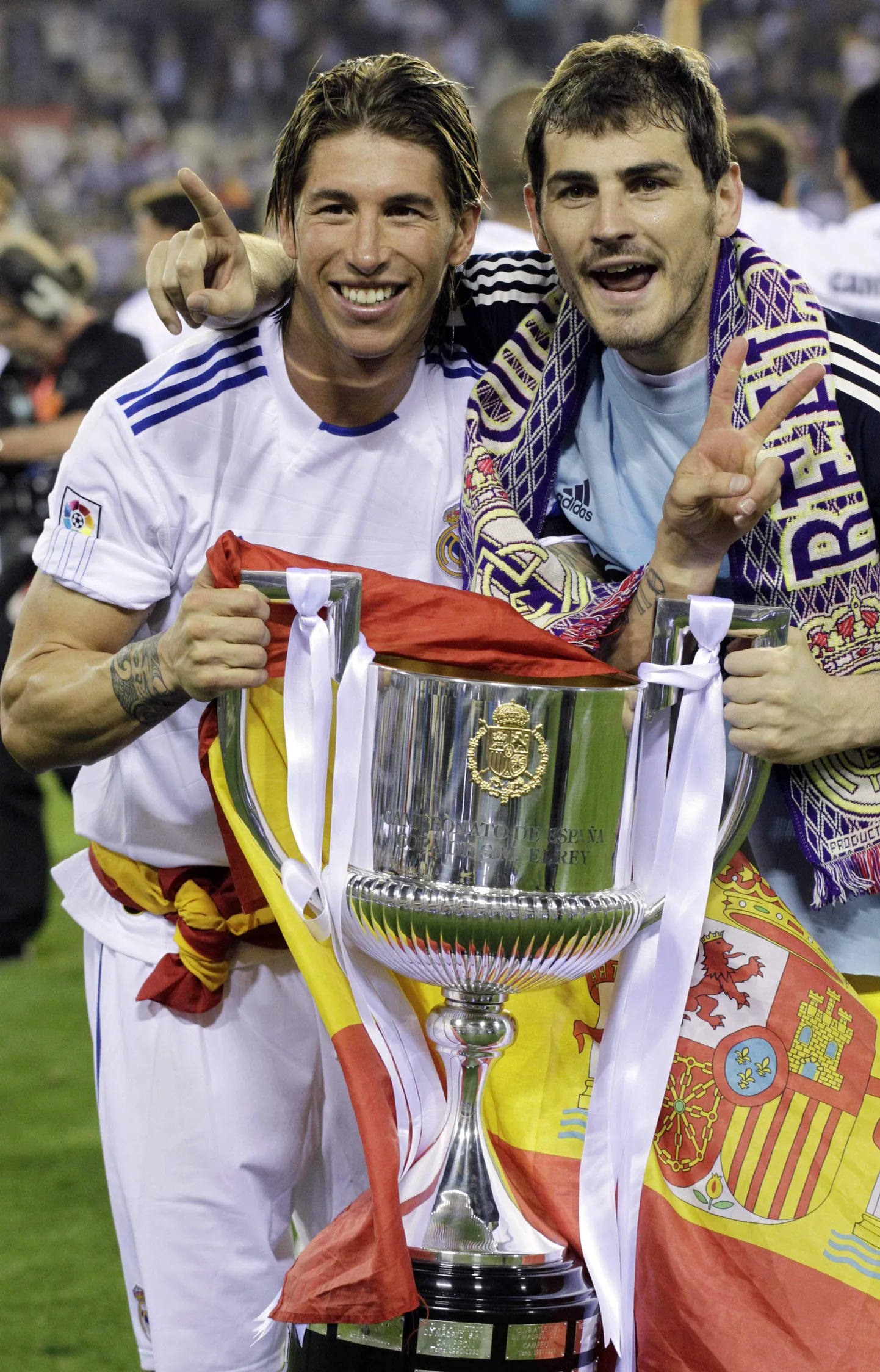 Sergio Ramos (vasakul) ja Iker Casillas võidukarikaga.