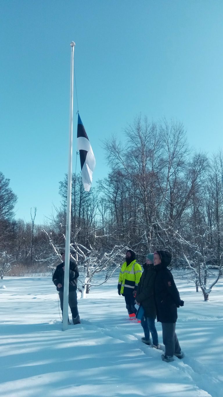 Paal Põlluste saatis pildi lipuheiskamisest Kihnus Rootsikülas.