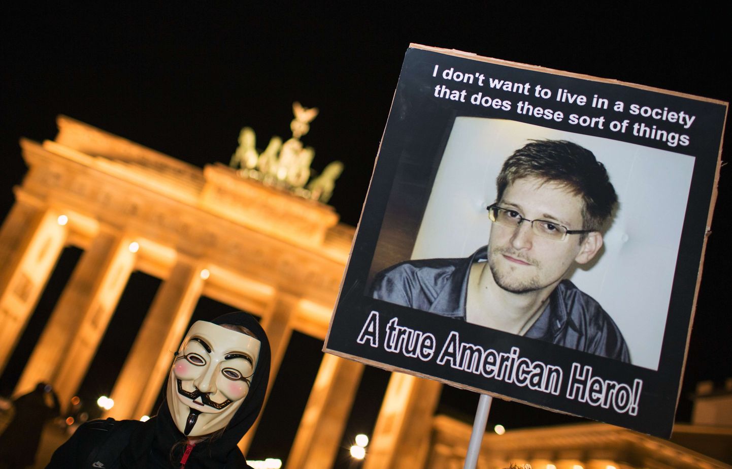 Edward Snowdent toetav meeleavaldus Berliinis Brandenburgi väravate juures 5. novembril.
