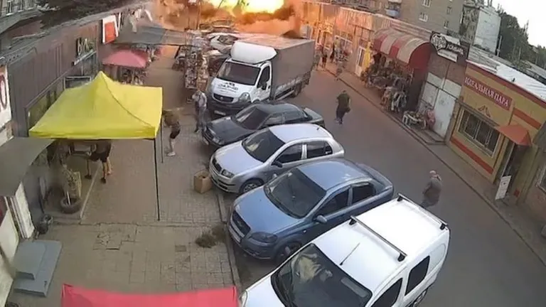 Момент взрыва попал на камеры видеонаблюдения.