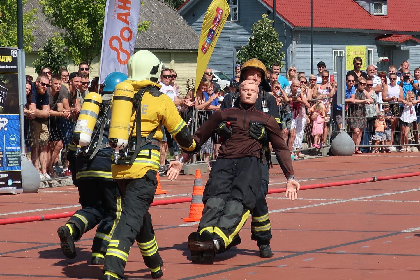 Tõrva keskväljakul toimus mullu esimest korda Eestis maailma menukaim tuletõrjujate võistlus Firefighter Combat Challenge.