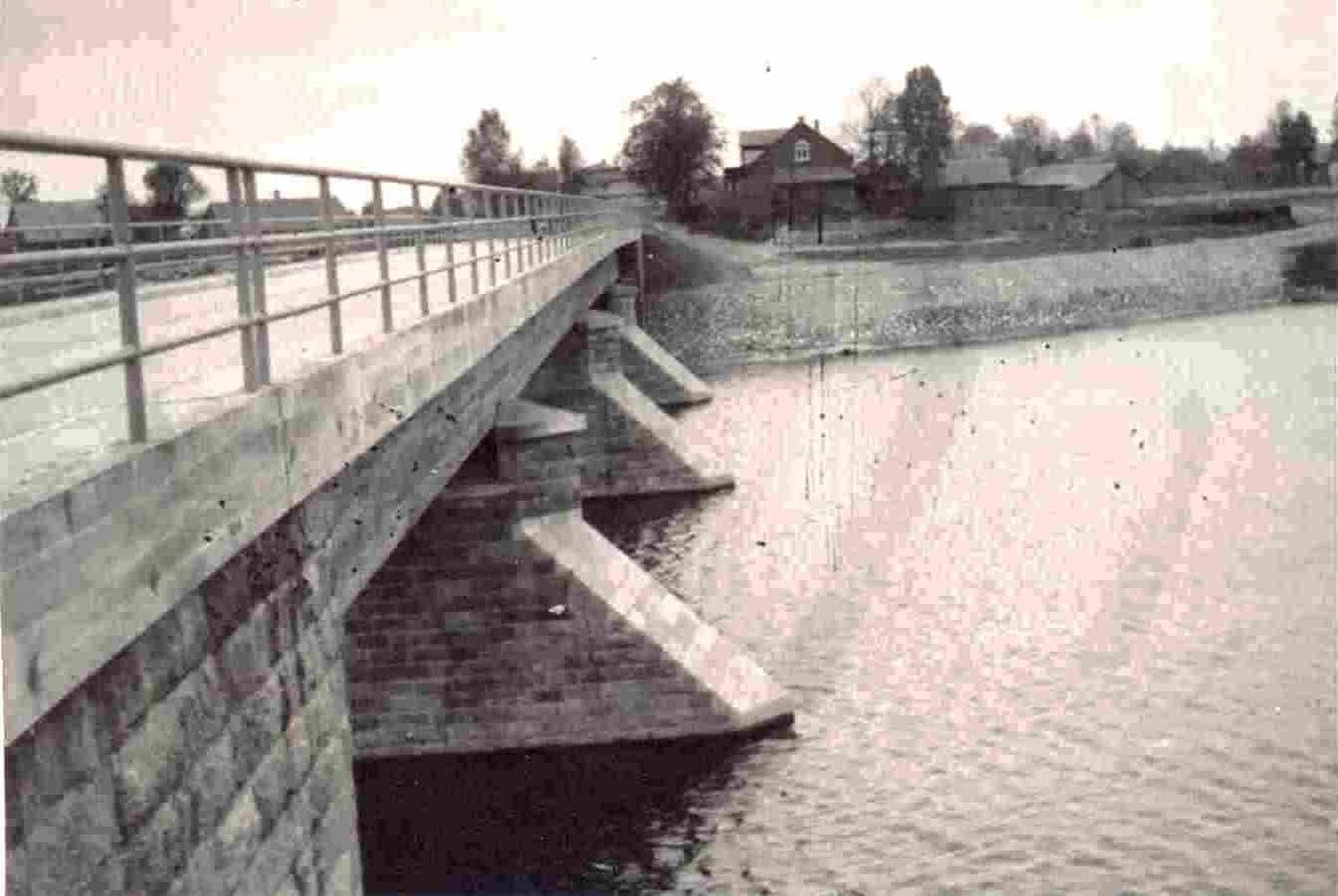 Ligemale 130 meetri pikkune Tori talasild Pärnu–Paide maanteel üle Pärnu jõe ehitati aastatel 1936–1938. Teise maailmasõja lõpus hävinud silla sammastele rajati 1957. aastal Eesti esimene taribetoonsild.