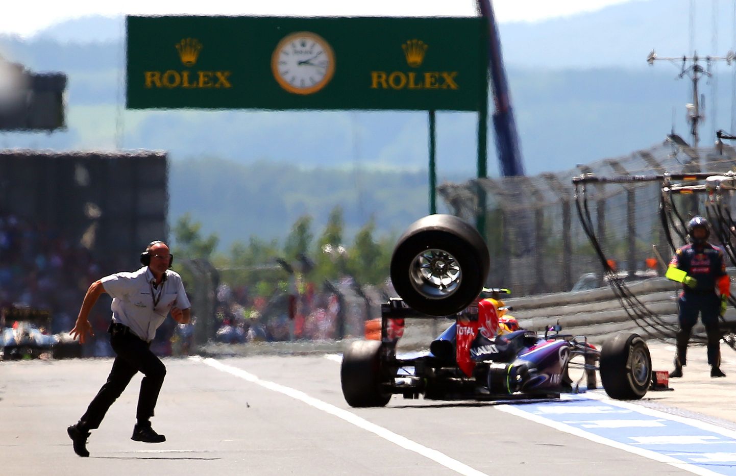 Mark Webberi vormelilt lendas Nürburgringil ratas alt ära.