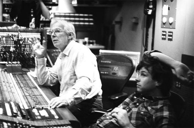 Raiens Adamss studijā kopā ar producentu Glinu Džonsu 