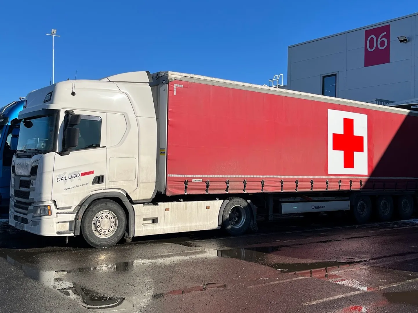 Eesti Punase Risti veoauto Omniva Rukki tee logistikakeskuses kaupa laadimas.
