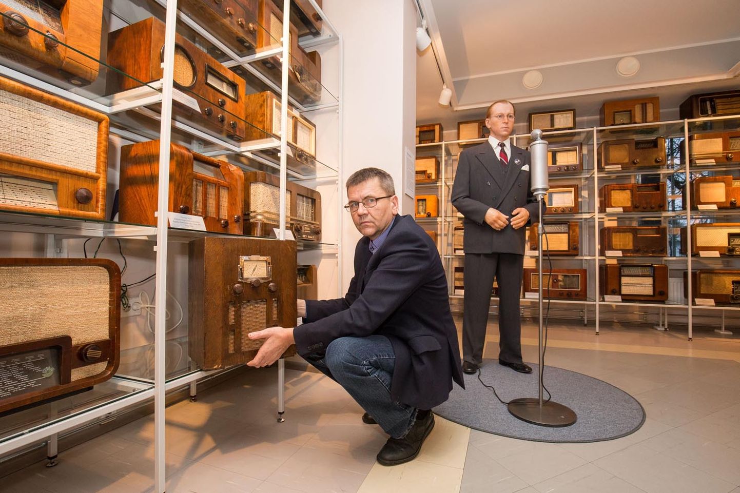Juhan Sihver näitab muuseumi üht pärli, Mareti-nimelist aparaati, millega ükski teine muuseum Eestis uhkustada ei saa.