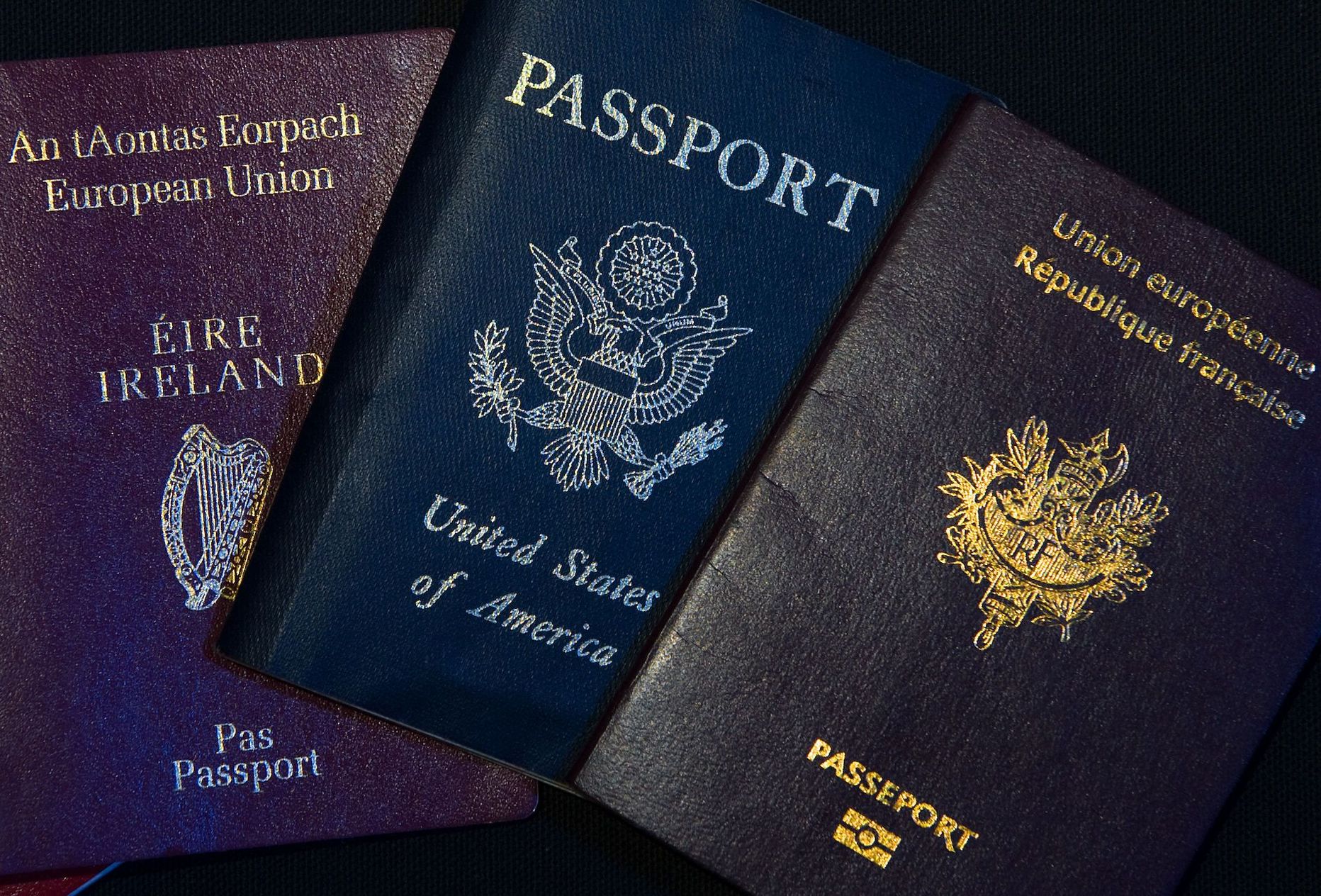 Паспорта Ирландии, США и Франции.
