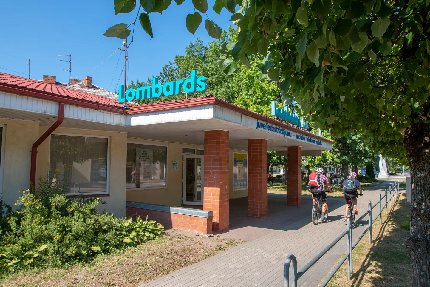 Valkas Riia tänav 20 tegutsev pandimaja langes röövlite ohvriks.