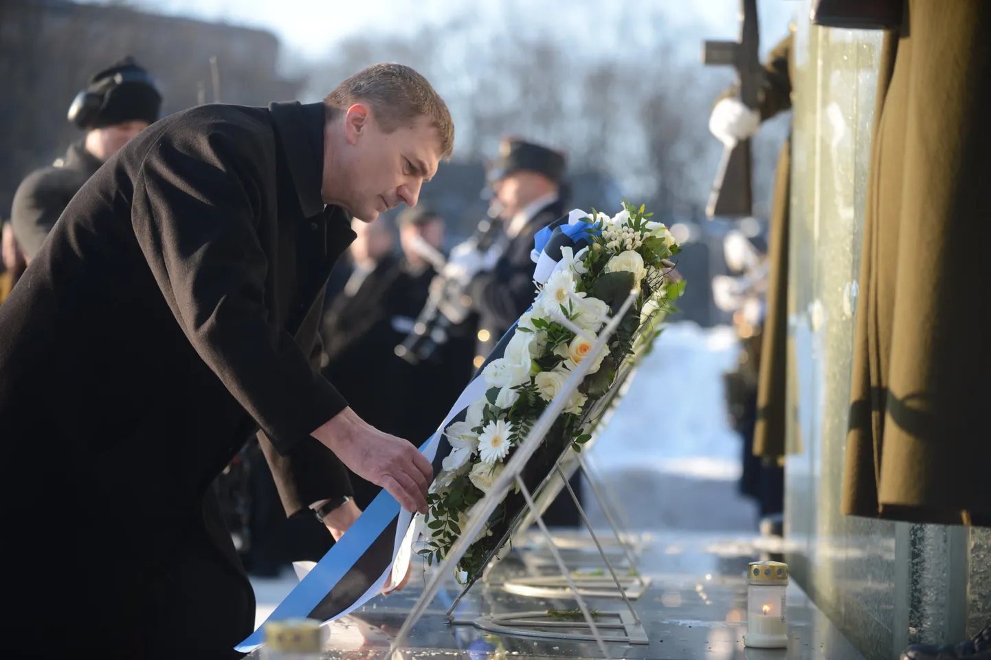 Ансип возлагает венок.